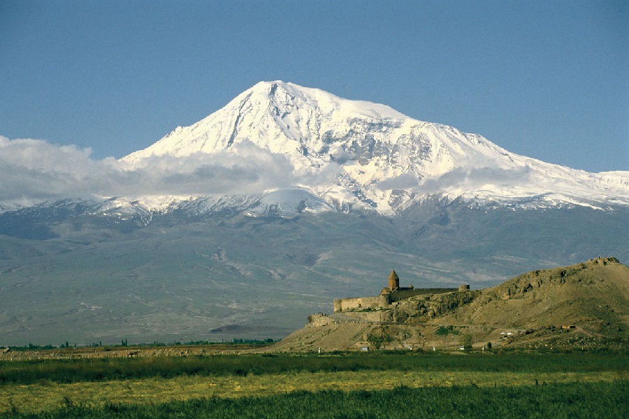 Замок в предгорьях Арарата - армянской национальной святыни
