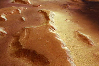 Запорошенные пылью ледники Марса