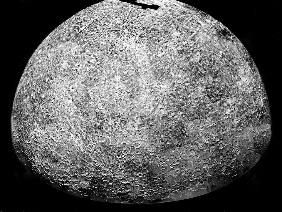 >Южная сторона Меркурия с трещинами от кратеров и параллельными линейными структурами