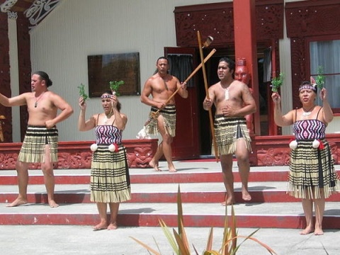 Маорийцы в традиционном выгляде ждут гостей